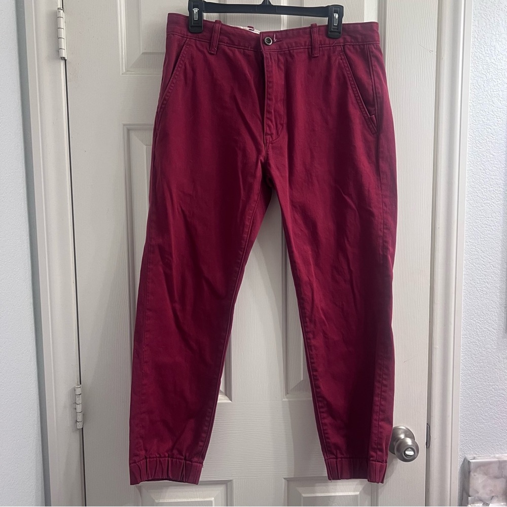 Levi’s Burgundy Jogger Pants – W32 L30